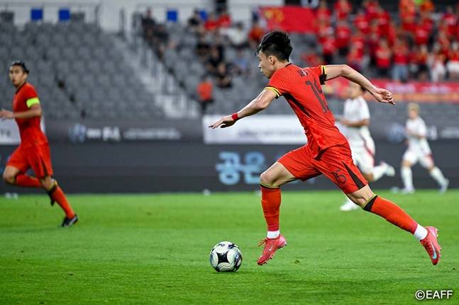 12일 일본을 상대로 돌파를 시도하는 왕위동. /사진=EAFF 공식 홈페이지