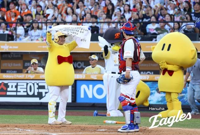 나눔 올스타의 문현빈(한화·맨 왼쪽)이 12일 대전 한화생명 볼파크에서 열린 2025 KBO 올스타전에서 꿈돌이 복장을 입고 퍼포먼스를 하고 있다. /사진=한화 이글스 제공