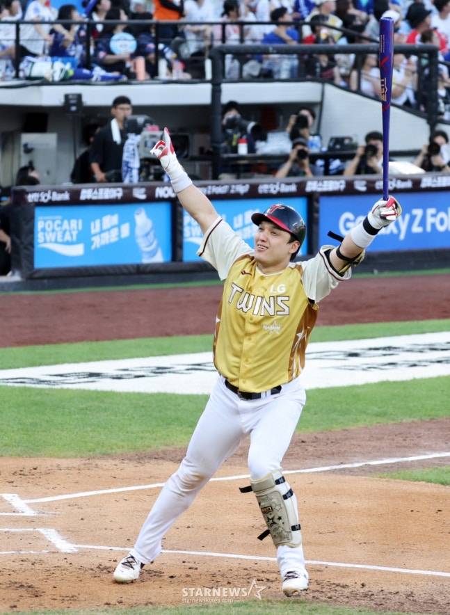 나눔올스타 박동원이 12일 대전한화생명볼파크에서 열린 2025KBO리그 올스타게임 1회말 딸과 참치세리머니를 한후 2점홈런을 터트렸다. /사진=강영조 선임기자