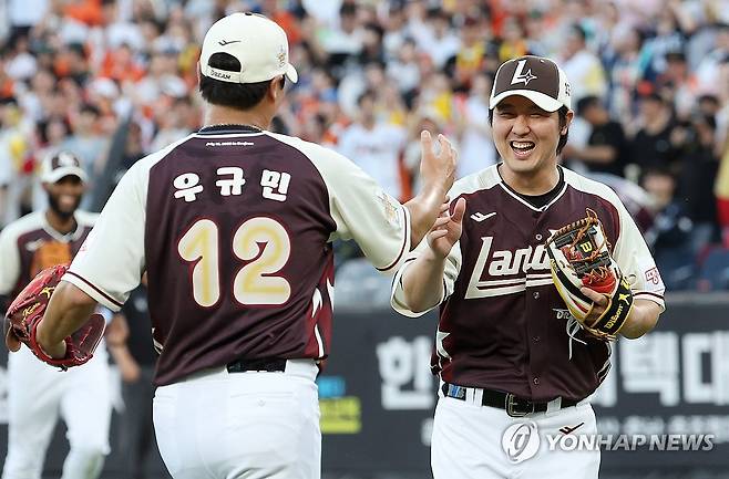 투수와 3루수의 인사 (대전=연합뉴스) 김준범 기자 = 12일 대전 한화생명 볼파크에서 열린 2025 신한 SOL뱅크 KBO 올스타전. 2회말 2사 1, 2루 때 드림 올스타 투수 최정과 3루수 우규민이 손뼉을 부딪치고 있다. 2025.7.12 psykims@yna.co.kr