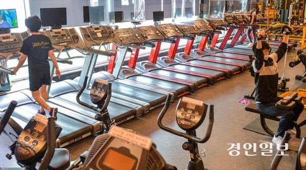 이달 1일부터 총급여 7천만원 이하의 근로소득자가 헬스장·수영장 등에서 사용한 이용료도 연말정산 시 소득공제를 받을 수 있다. 사진은 시내 한 헬스장 모습. /경인일보DB