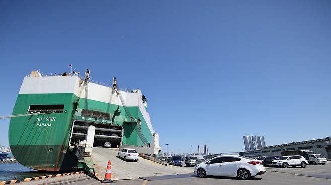 ▲중동 정세 불안 등 지정학적 이슈로 자동차 전용 운반선을 통한 로로방식의 중고차 수출비중이 줄어들고 있다. 사진은 국내 최적의 자동차 전용 운반선 선적항인 인천내항. /양진수 기자 photosmith@incheonilbo.com