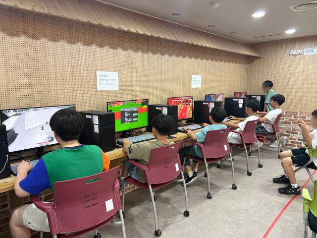 아이들이 대흥동청소년문화의집에서 게임을 하고 있다. 이용시간은 1시간으로 제한돼 있다. 사진=김세영 기자