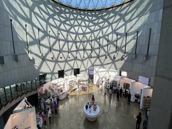 지난해 열린 제29회 김해분청도자기축제의 도자기 전시판매장에 인적이 드물다. 연합뉴스