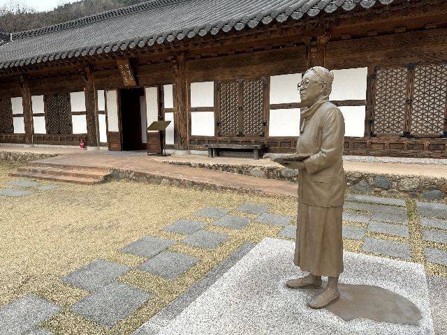 토지문학제가 열리는 하동 박경리문학관 내부 모습과 박경리 선생 동상. 부산일보DB