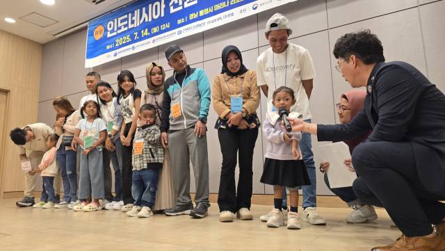 경남해상산업노동조합과 전국해상선원노련, 근해통발수협, 선원관리업체 (주)삼우선박·(주)한챔이 손잡고 준비한 ‘인도네시아 외국인 선원 가족 초청 상봉 행사’가 14일 금호통영마리나리조트에서 열려 잔잔한 감동을 선사했다. 김민진 기자
