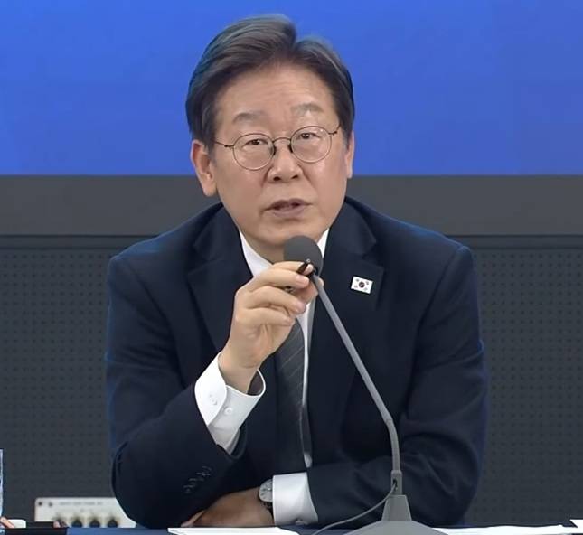 이재명 대통령이 지난달 열린 광주 지역 타운홀 미팅에서 지역주택조합 관련 민원에 대해 답하고 있다./사진=이재명 유튜브 채널 갈무리