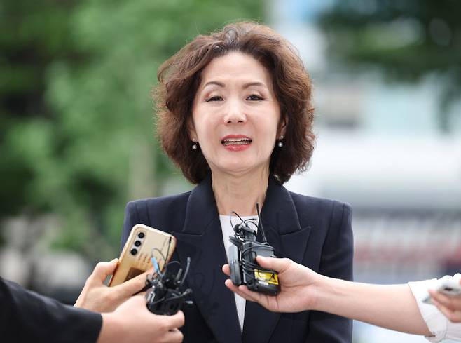 이진숙 교육부 장관 후보자가 지난달 30일 오전 서울 여의도 한국교육시설안전원에 마련된 인사청문회 준비 사무실로 출근하던 중 취재진 질문에 답하고 있다. (사진=뉴시스)