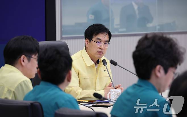 김민재 행정안전부장관 직무대행이 13일 오후 정부세종청사 중앙재난안전상황실에서 전라·경상권 호우대처상황 점검회의를 주재하고 있다. (행정안전부 제공. 재판매 및 DB금지) 2025.7.13/뉴스1
