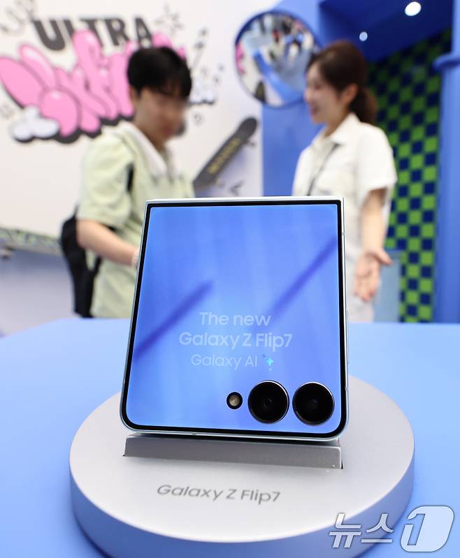 10일 서울 서초구 삼성 강남에서 이용객들이 갤럭시 Z폴드7과 플립7 등 신제품을 살펴보고 있다. 2025.7.10/뉴스1 ⓒ News1 구윤성 기자