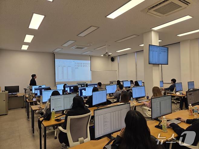 6급 이하 공무원을 대상으로 챗지피티(Chat GPT) 등 공공 실무에 활용할 수 있는 AI 실습형 교육을 추진하고 있다.(시흥시 제공)