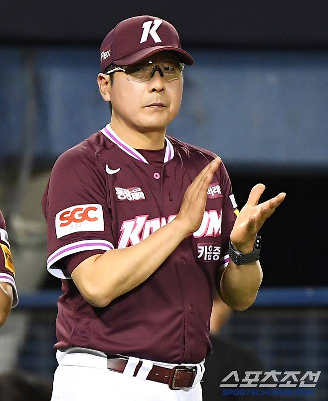 10일 서울 잠실구장에서 열린 키움-LG전. 키움이 4대3으로 승리했다. 홍원기 감독이 선수들을 맞이하고 있다. 잠실=정재근 기자 cjg@sportschosun.com/2025.7.10/