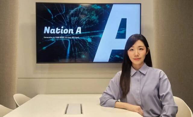 유수연 네이션에이 대표가 회사 CI를 배경으로 포즈를 취하고 있다.