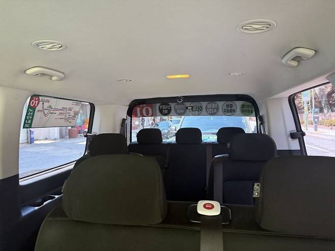 신이문역 앞에서 운행 중인 ‘중랑01’ 스타리아 마을버스 내부 모습. 한진주 기자