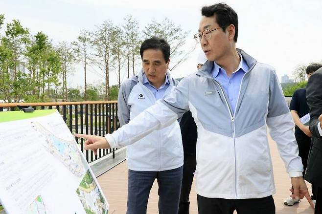 화성 동탄1신도시내 '동탄 패밀리풀' 조성 현장을 방문한 정명근 화성시장이 공사 현황을 점검하고 있다. 화성시 제공