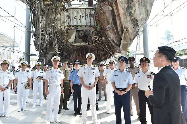 김명수 합참의장과 댄 케인 미국 합참의장, 요시다 요시히데 일본 통합막료장이 11일 제22차 한미일 합참의장 회의 종료 후 경기도 평택 해군2함대사령부를 방문해 천안함 선체 설명을 듣고 있다./합참