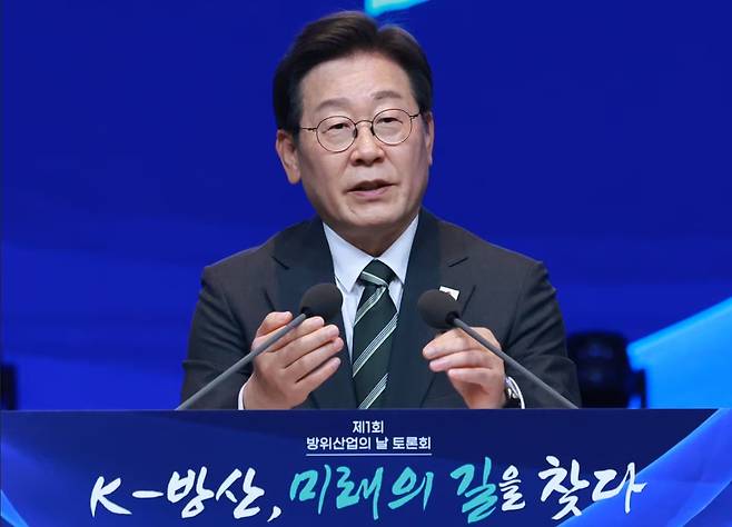 이재명 대통령이 지난 8일 '방위산업의 날' 토론회를 주재하고 있다. /연합뉴스