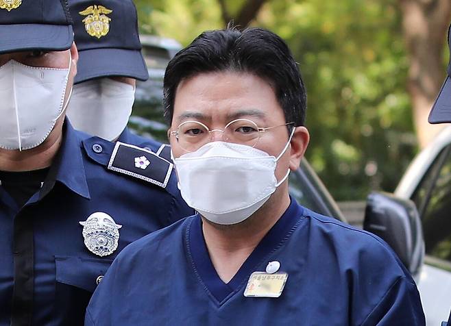 라덕연씨가 지난 2023년 5월 11일 오전 서울 양천구 서울남부지방법원에서 열린 구속 전 피의자심문(영장실질심사)에 출석하고 있다. /뉴스1