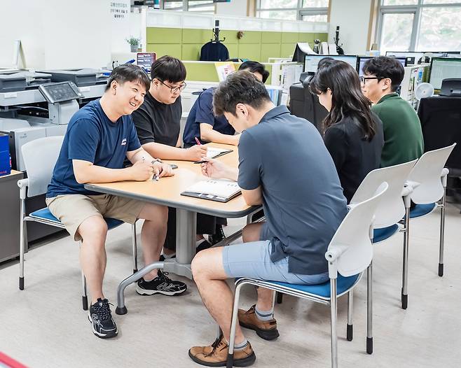 서울 강동구 직원들이 반바지 차림으로 근무하고 있다. /강동구 제공