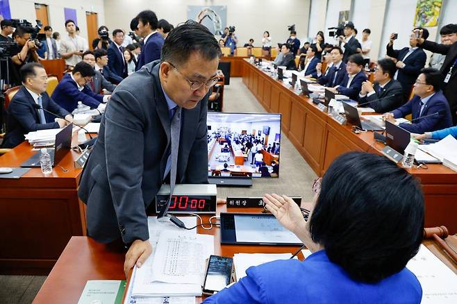 14일 오전 서울 여의도 국회 과학기술정보방송통신위원회에서 열린 배경훈 과학기술정보통신부 장관 후보자 인사청문회에서 최민희 위원장이 경위들에게 국회법에 따라 국민의힘 피켓을 뗄 것을 지시하자 야당 최형두 간사가 최 위원장과 대화하고 있다. 뉴스1
