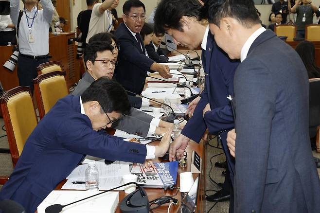 14일 오전 서울 여의도 국회 과학기술정보방송통신위원회에서 열린 배경훈 과학기술정보통신부 장관 후보자 인사청문회에서 최민희 위원장이 경위들에게 국회법에 따라 국민의힘 피켓을 뗄 것을 지시하자 국민의힘 의원들이 항의하고 있다. 뉴스1