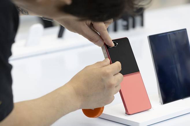 삼성전자 신형 폴더블 스마트폰 갤럭시 Z 폴드7 및 플립7 공개 첫 날인 10일 서울 서초구 삼성 강남점에서 한 소비자가 제품 길이를 확인하고 있다. 2025.07.10. 뉴시스
