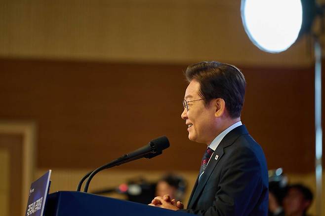 이재명 대통령이 14일 충북 진천군 국가공무원인재개발원 진천캠퍼스에서 열린 5급 공채 합격자 대상 신임관리자특강에서 강연하고 있다. 2025.07.14. 대통령실 제공