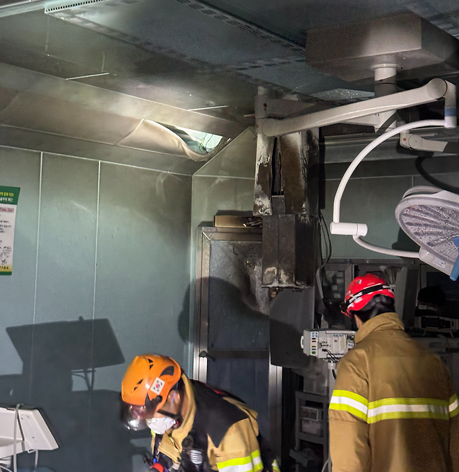 14일 오전 8시 12분쯤 광주 동구 조선대학교 병원 신관 3층 수술실 7번방에서 불이 나 10분 만에 자체 진화됐다. 사진은 화재가 난 수술실 내부 모습. (동부소방 제공. 2025.7.14/뉴스1