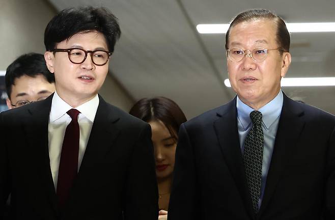 권영세 국민의힘 비상대책위원장과 한동훈 전 대표가 10일 오후 서울 여의도 국회에 도착해 면담을 하기 위해 함께 이동하고 있다. 2025.4.10/뉴스1