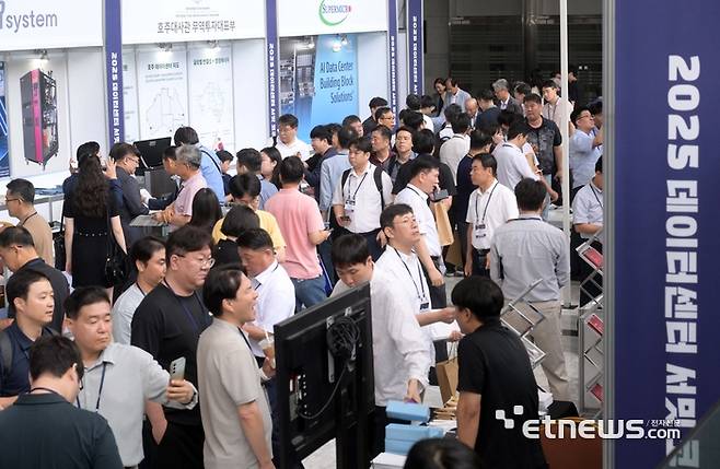 한국데이터센터연합회와 전자신문이 공동 주최한 '2025 데이터센터 서밋 코리아'가 '지속가능한 데이터센터 산업 A to Z'를 주제로 14일 서울 강남구 코엑스에서 열렸다. 관람객들이 전시 부스를 살펴보고 있다. 김민수기자 mskim@etnews.com