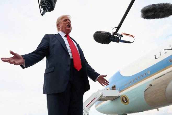 미국의 도널드 트럼프 대통령이 13일(현지시간) 미국 메릴랜드주 앤드루스 합동기지에서 기자들의 질문에 답하고 있다.로이터연합뉴스