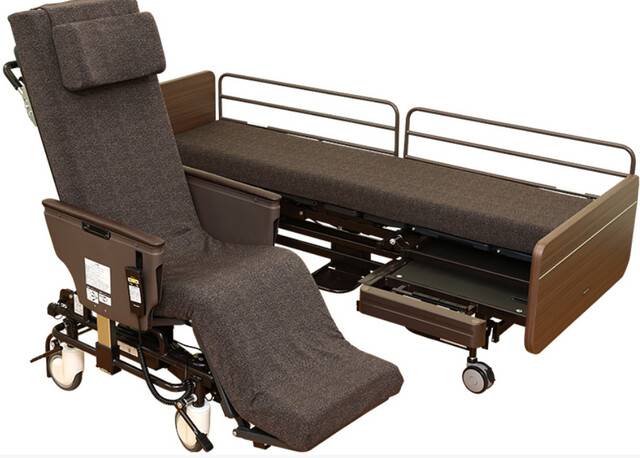 침대의 절반이 분리돼 휠체어가 되는 이승지원 로봇. 안아주지 않아도 고령자가 혼자 휠체어로 옮겨 탈 수 있다. 솜포케어 제공