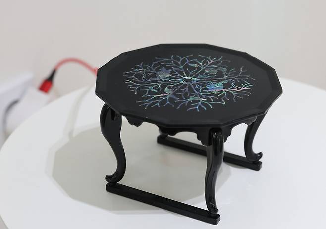 뮷즈 ‘자개소반 무선충전기’ 백소아 기자 thanks@hani.co.kr