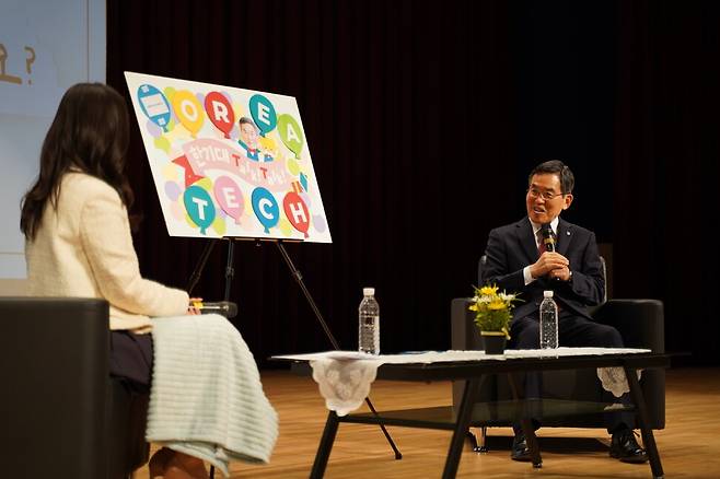 유길상 총장은 2024년 3월 교내 담헌실학관 대강당에서 신입생 전체와 대학생활에 관한 토크콘서트를 진행했다. 한국기술교육대 제공