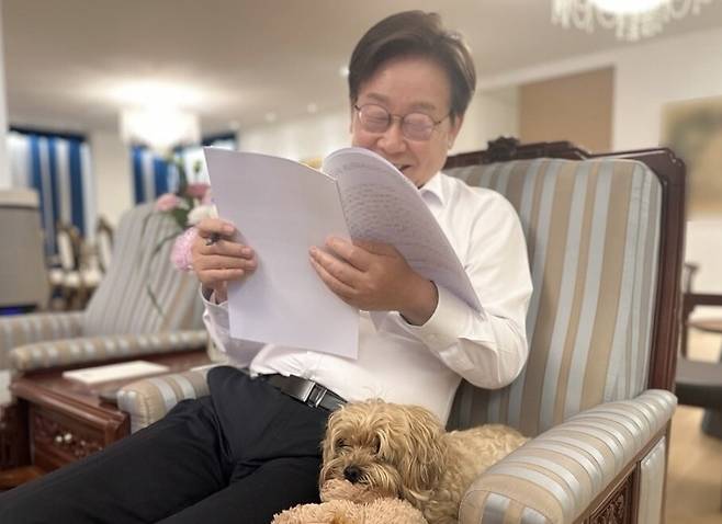 이재명 대통령이 서울 한남동 관저에서 반려견 바비와 함께 앉아 서류를 읽고 있다. 이 대통령 인스타그램 갈무리