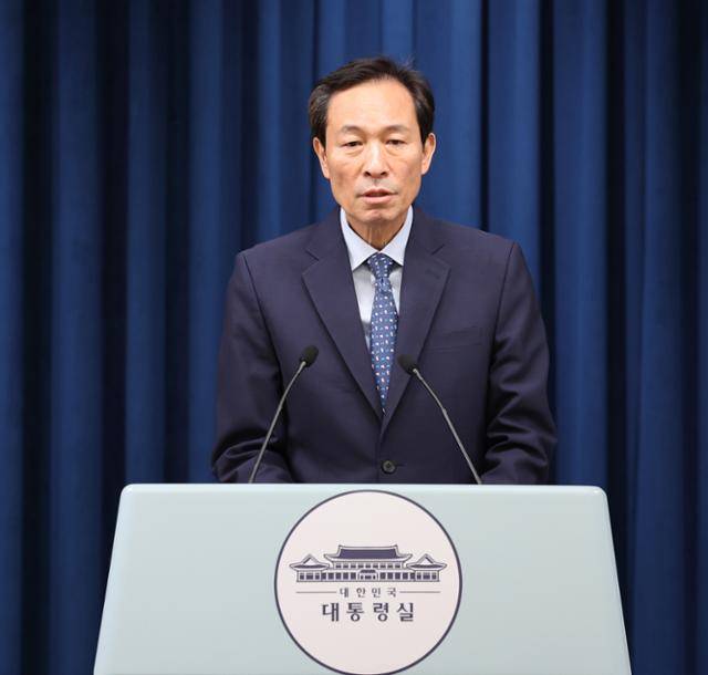 우상호 대통령실 정무수석이 7일 대통령실 브리핑룸에서 브리핑을 하고 있다. 왕태석 선임기자