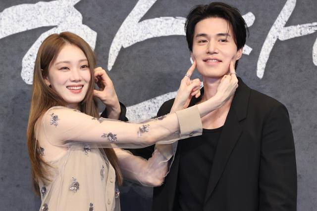 배우 이성경(왼쪽), 이동욱이 14일 서울 구로구 더링크 호텔에서 열린 JTBC 새 금요시리즈 '착한 사나이' 제작발표회에서 포즈를 취하고 있다. 연합뉴스