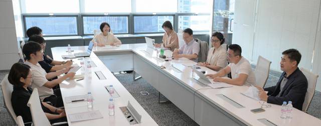 한국일보 뉴스이용자위원회가11일 서울 중구 한국일보사에서 오피니언면을 평가하는 회의를 하고 있다. 하상윤 기자 jonyyun@hankookilbo.com