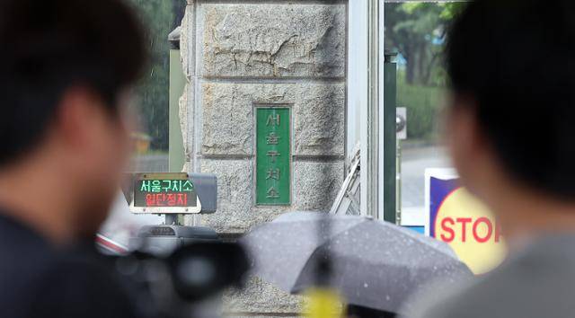 윤석열 전 대통령이 수감된 서울구치소 앞에 14일 취재진이 대기하고 있다. 뉴스1