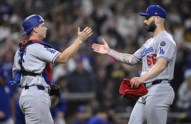 <yonhap photo-3679=""> 다저스 포수 윌 스미스(왼쪽)와 마무리 스캇. AP=연합뉴스</yonhap>