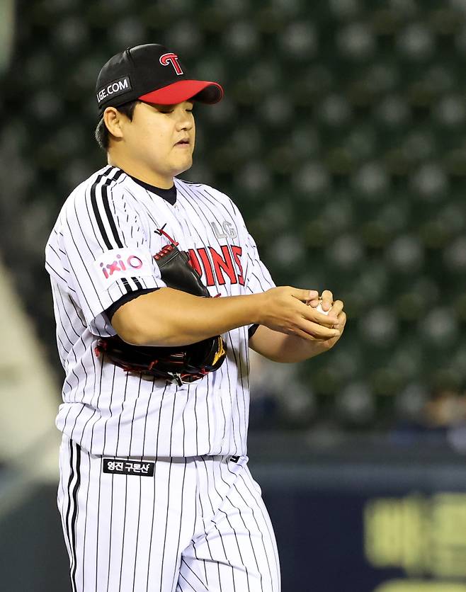 2025 KB0리그 프로야구 LG트윈스와 NC다이노스의 경기가 23일 오후 서울 잠실야구장에서 열렸다. 9회초 무사 장현식이 김주원에게 2루타를 맞고 아쉬워하고 있다. 잠실=김민규 기자 mgkim1@edaily.co.kr /2025.04.23/