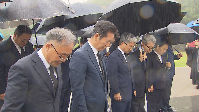 지난 13일 제주4·3평화공원에서 참배하는 정청래 의원.