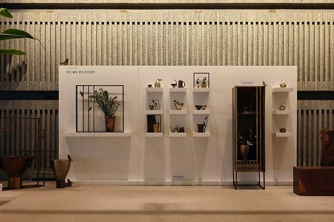 오자경 작가 작품이 전시된 본관 로비(L층). (그랜드조선제주 제공)