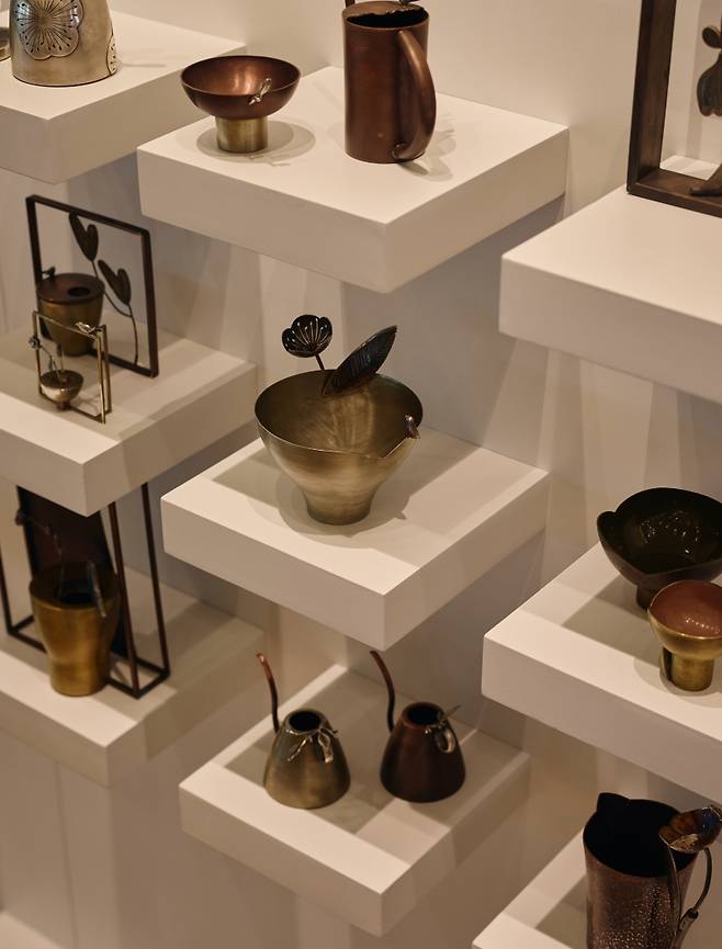 오자경 작가 작품이 전시된 본관 로비(L층). (그랜드조선제주 제공)