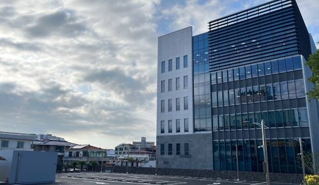 농협 제주본부 신사옥과 인접 주차장 전경. 장터가 열리기 전의 모습으로, 직거래 장터에 이어 15일부터는 지역 주민에게 개방돼 도심 속 새로운 공동체 공간으로 첫발을 내디딘다.. (제주농협 제공)