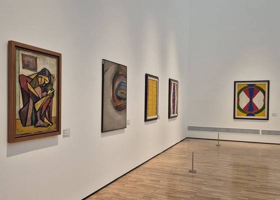 하인두의 초기작들. 맨 왼쪽이 국립현대미술관 소장 '자화상(사색)'(1957). 제주=권근영 기자