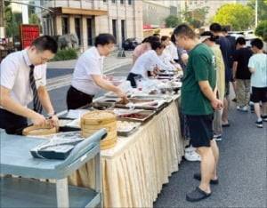< 길거리 나온 호텔 뷔페 > 중국 장쑤성 난징에 있는 한 5성급 호텔 직원들이 노상 판매 방식으로 직접 요리를 준비하고 있다. 샤오훙수 캡처