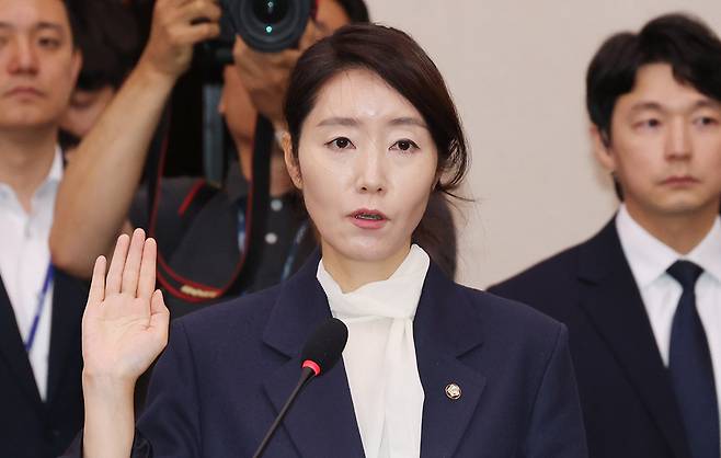 강선우 여성가족부 장관 후보자가 14일 국회 여성가족위원회에서 열린 인사청문회에서 선서하고 있다. 권도현 기자