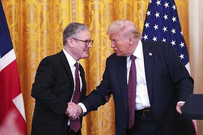 지난 2월 미국 백악관을 찾은 키어 스타머 영국 총리(왼쪽)와 도널드 트럼프 미국 대통령이 악수하고 있다. AP연합뉴스