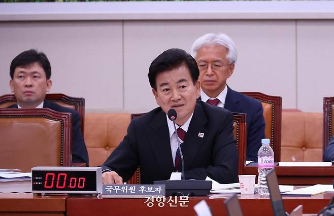 정동영 통일부 장관 후보자가 14일 국회 외교통일위원회에서 열린 인사청문회에 출석해 의원의 질의에 답변하고 있다. 권도현 기자